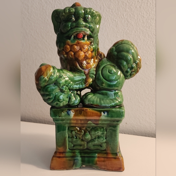 Vintage Porcelain Chinese Fu Foo Guard Dog Lion Figurine.